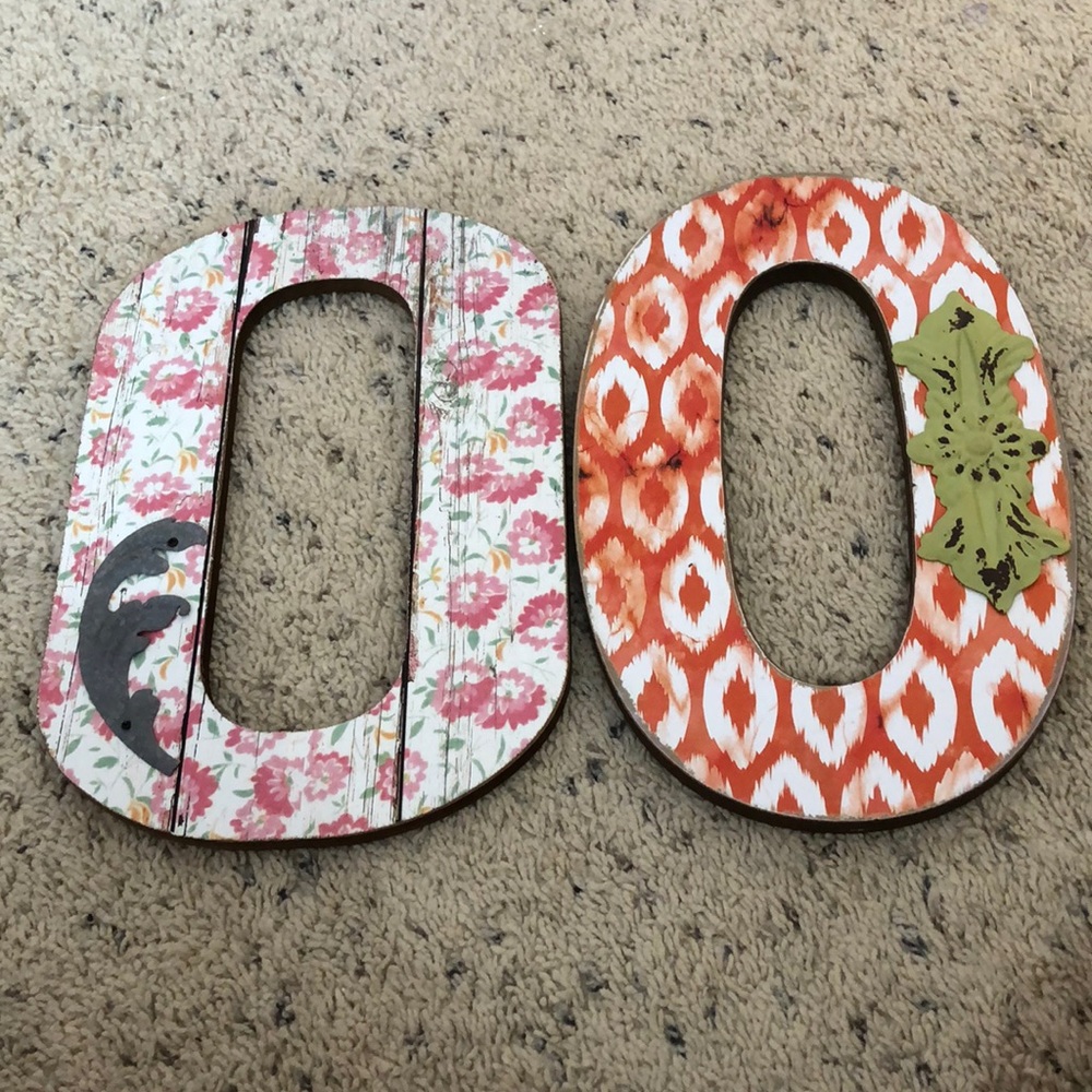 Girls Two decorative letter O’s.
